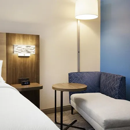 Holiday Inn Express Pratt By Ihg Exterior photo