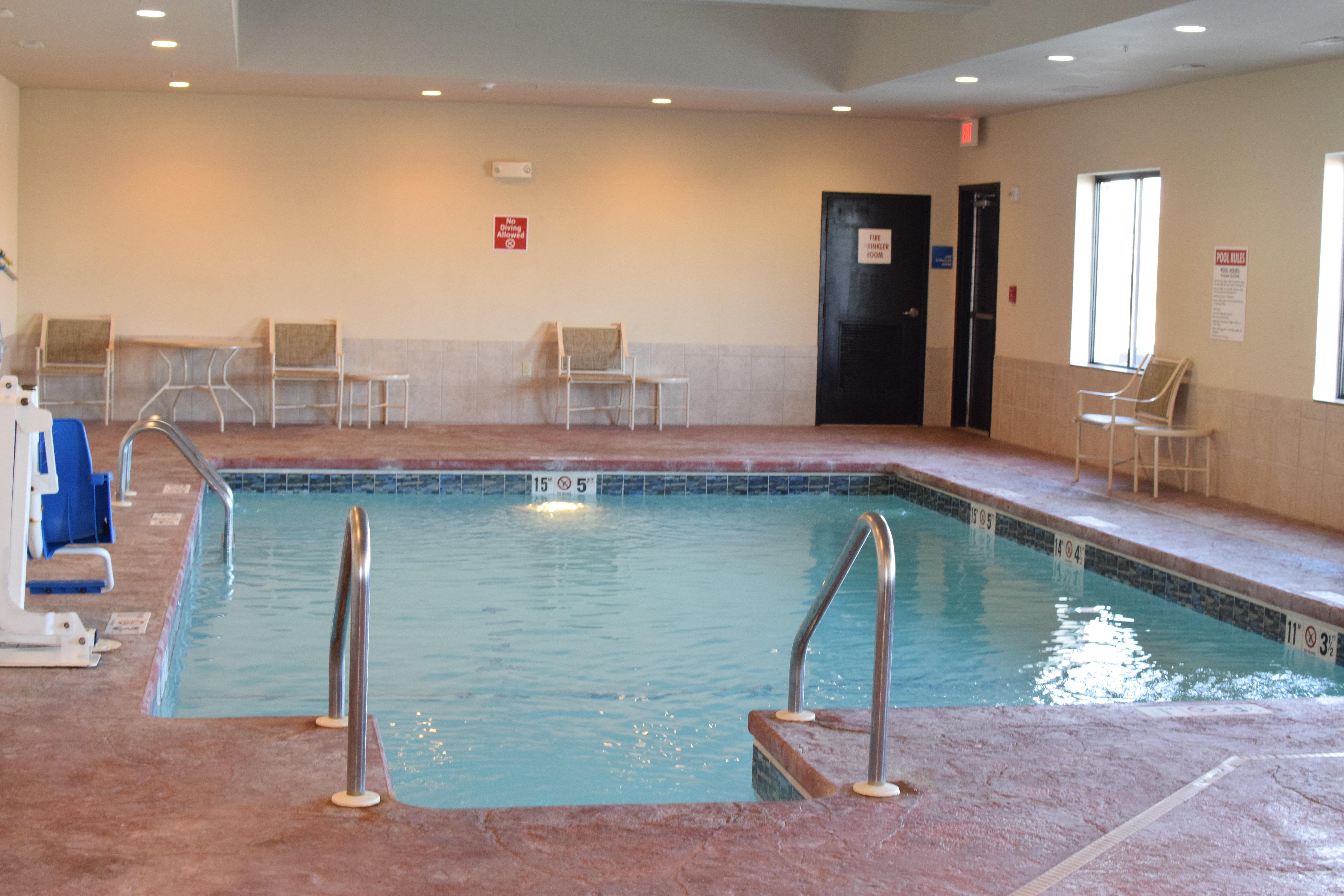 Express By Ihg Hotel Pratt