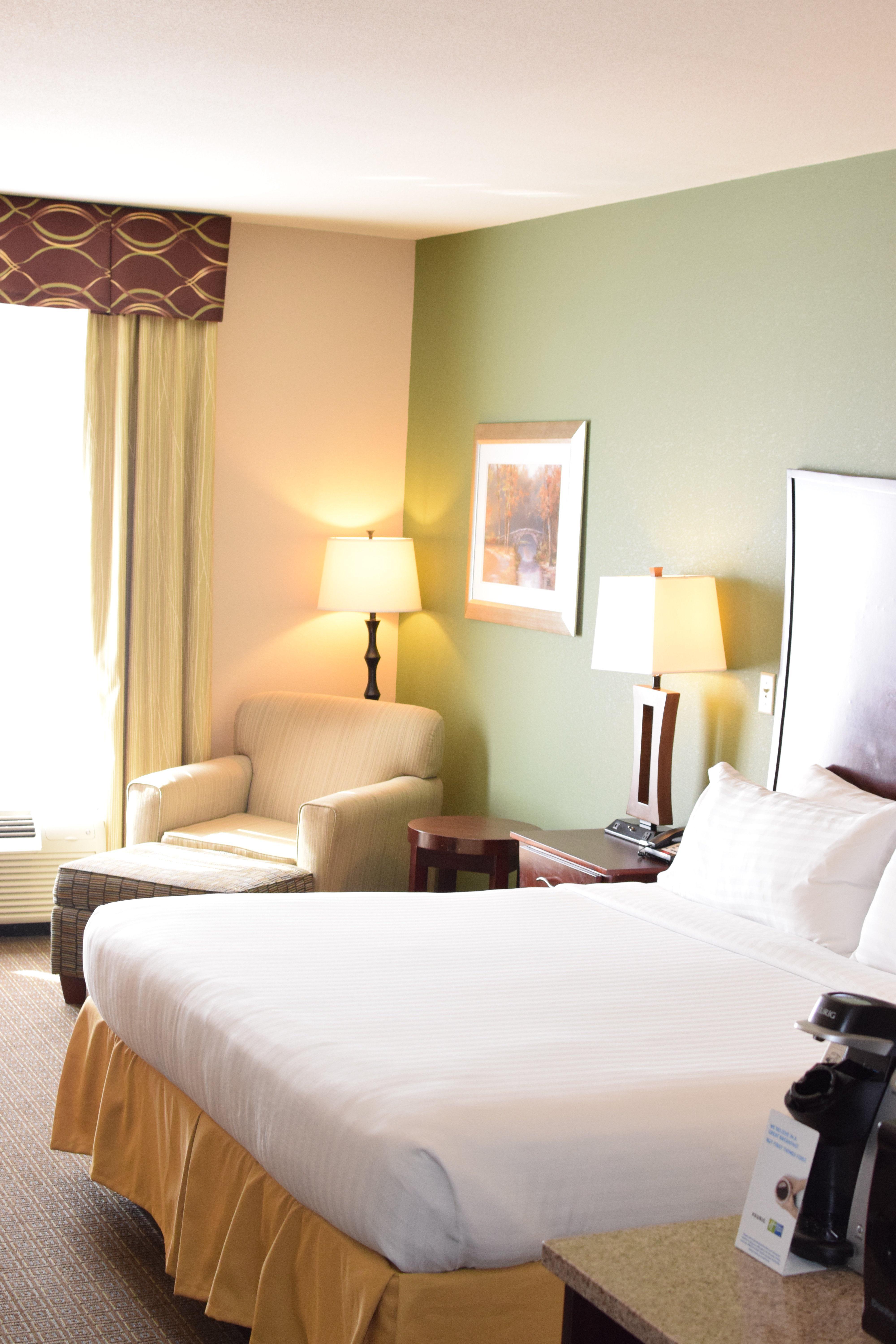 Express By Ihg Hotel Pratt