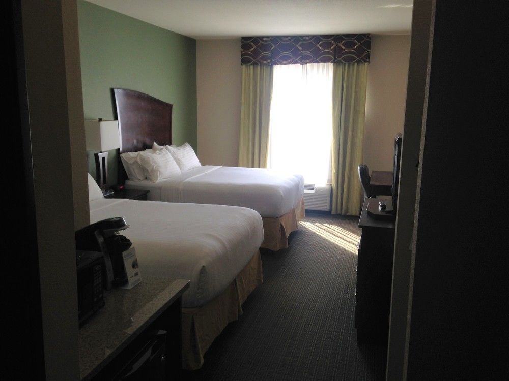 Express By Ihg Hotel Pratt